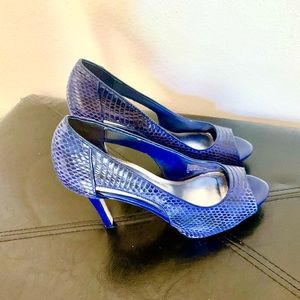WHITE HOUSE BLACK MARKET navy blue heels 7M barely worn.